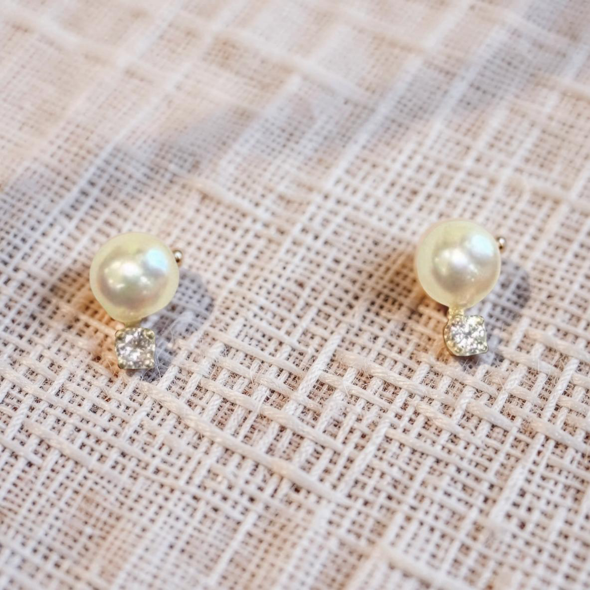 14K Yellow Gold Round Mother-of-Pearl Stud Earrings with Diamonds