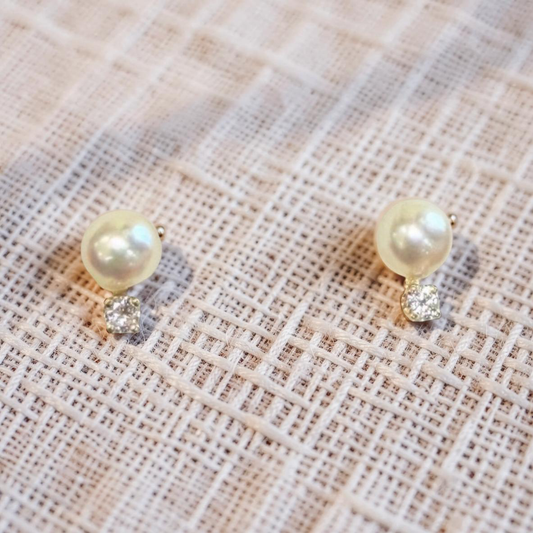 14K Yellow Gold Round Mother-of-Pearl Stud Earrings with Diamonds